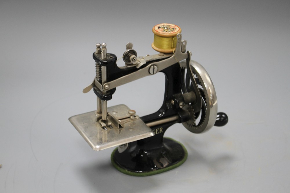 A miniature Singer sewing machine, height 16cm
